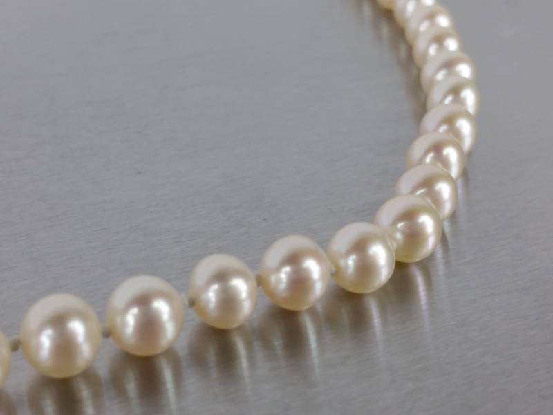 lot 54 image: 19 High Quality White Pearl Estate Necklace in 14k Gold