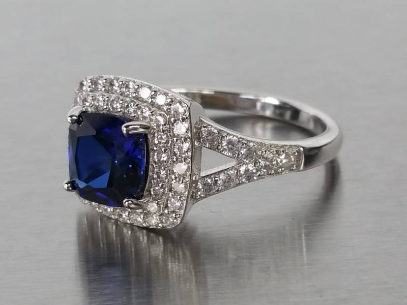 lot 56 image: Ladies Fine London Blue Topaz Estate Ring in Sterling Silver