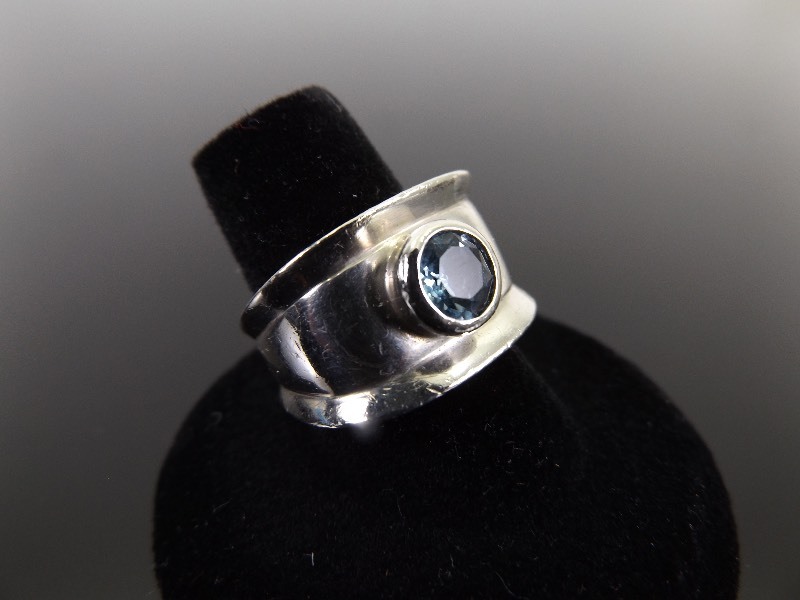 .925 Sterling Silver Faceted Blue Topaz Ring Size 7.5