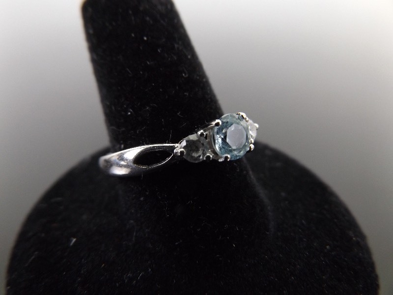 .925 Sterling Silver Faceted Blue Topaz Crystal Accented Ring Size 9