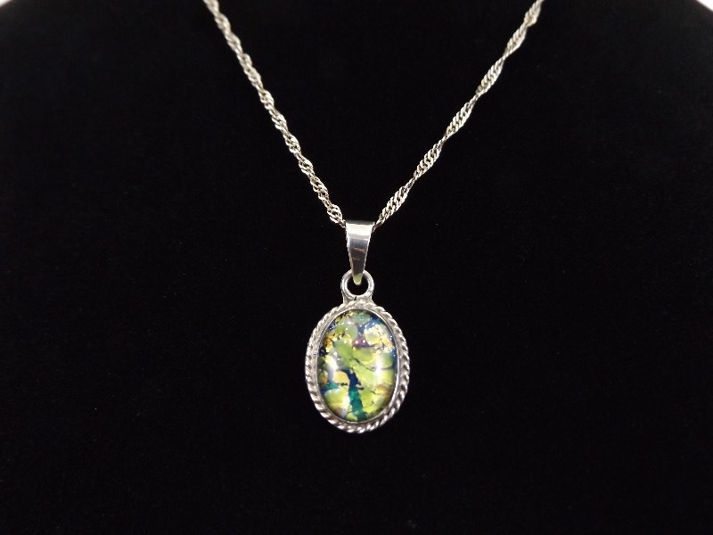 .925 Sterling Silver Green Art Glass Cabochon Pendant Necklace