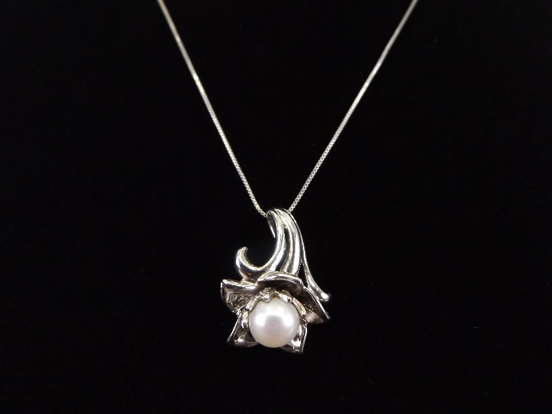 .925 Sterling Silver Large Cultured Pearl Flower Pendant Necklace