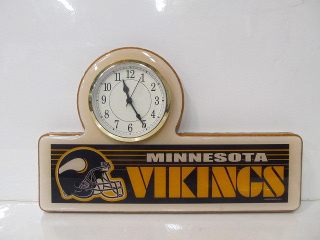 lot 16 image: Working Vintage MN VIKINGS Wall Clock