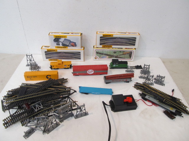 lot 19 image: Group of HO Trains & Track
