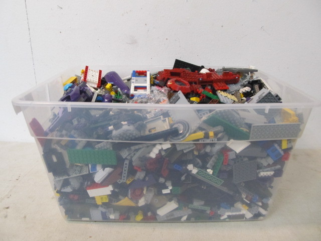 lot 20 image: Bin FULL of Legos - 35lbs