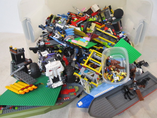 lot 21 image: Bin FULL of Legos - 30lbs