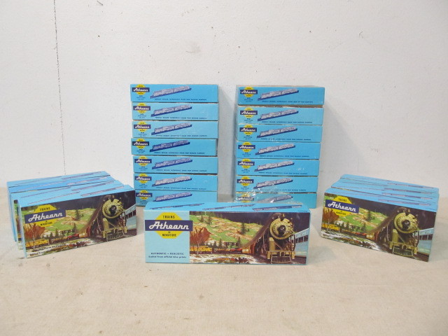 lot 22 image: Large Group of Brand New ATHEARN Train Cars & Engine 