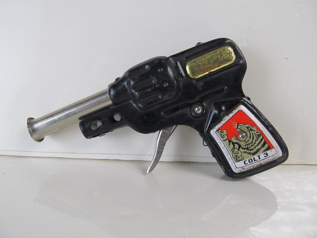 lot 27 image: Vintage COLT 3 Tin Toy Gun