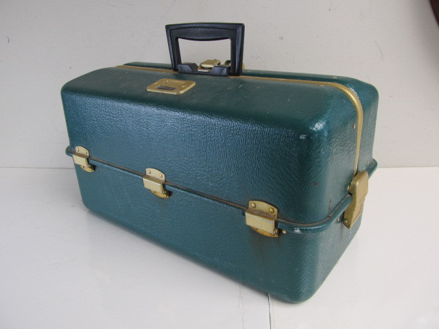 lot 51 image: Vintage UMCO 1000U Tackle Box wTackle