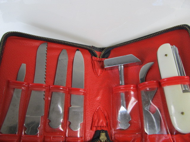 lot 68 image: Vintage Travel or Sample Pocket Knife Set wCase