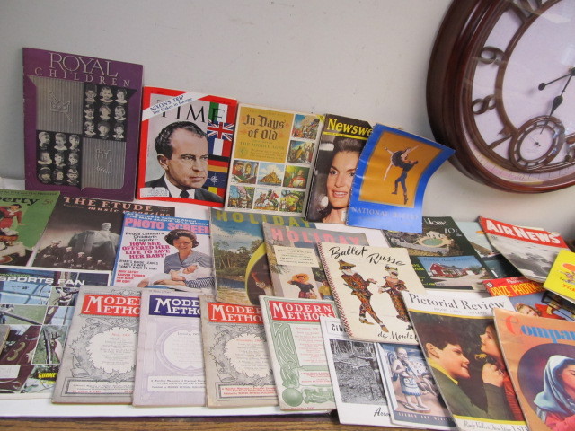 lot 71 image: Large Lot of Old Vintage Magazines