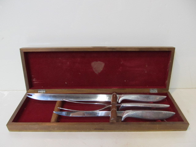 lot 80 image: Vintage GERBER Carving Set in Walnut Case