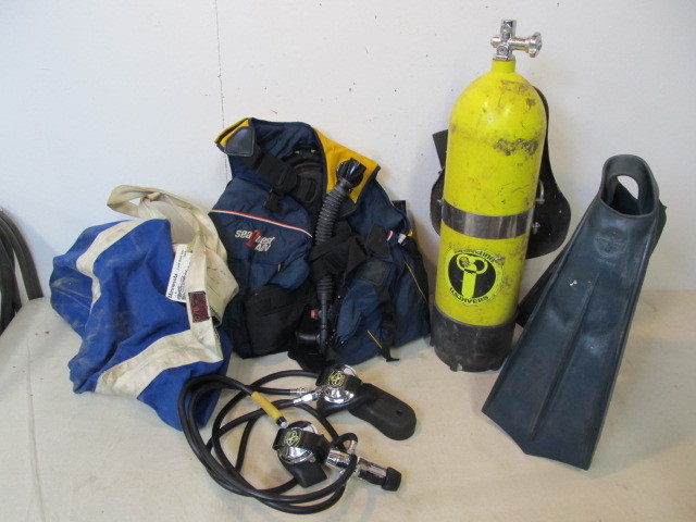 lot 83 image: Group of Diving Gear wTank