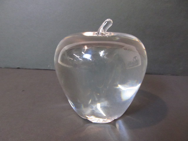 lot 88 image: Authentic Signed STEUBEN Glass Apple Paperweight