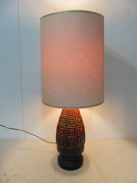 lot 132 image: Nice Mid Century Modern Cube Pattern Table Lamp