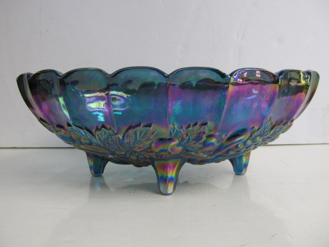 lot 105 image: Large Vintage Carnival Glass Footed Centerpiece Bowl