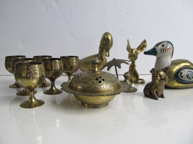 lot 112 image: Group of Vintage Solid Brass Decor