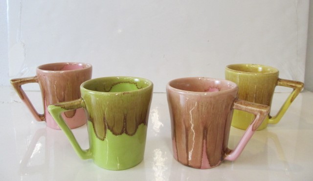 lot 165 image: Nice Mod Atomic Style Colorful Set of Ceramic Mugs