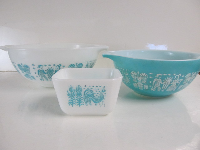 lot 171 image: 3 Pieces of Vintage PYREX Butter Print