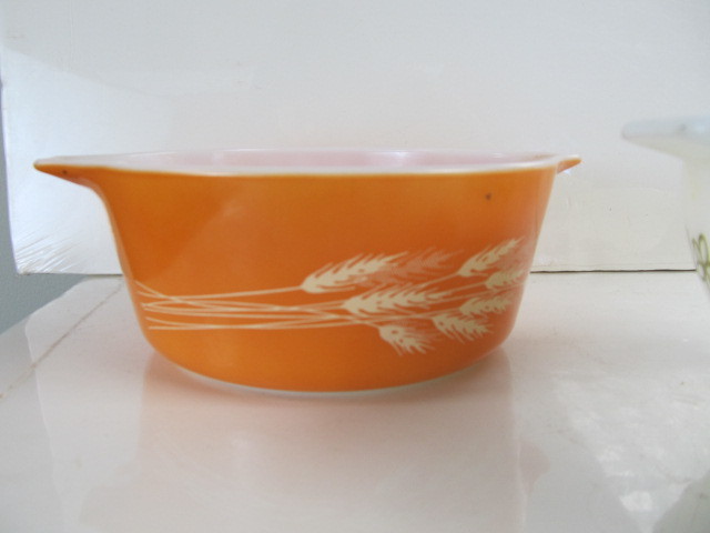 lot 172 image: Vintage Pyrex & Hand Painted Fire King Bowl