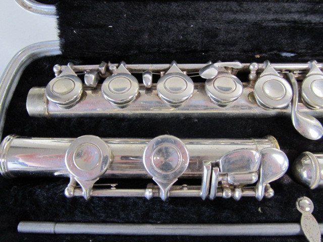 lot 185 image: Vintage BUNDY SELMER Flute wCase