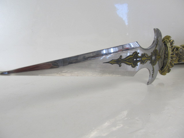 lot 15 image: Decorative 16.5 Dagger