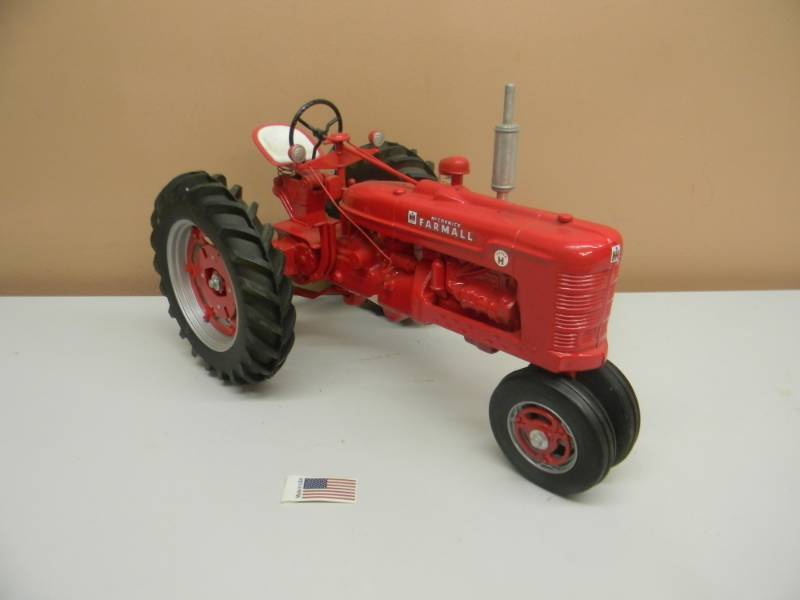 lot 1 image: IH McCORMICK FARMALL SUPER H 18 SCALE TRACTOR - SCALE MODELS - RARE MAX ARMSTRONG COLLECTOR EDITION 2001 FARM PROGRESS SHOW - SEE PICTURES