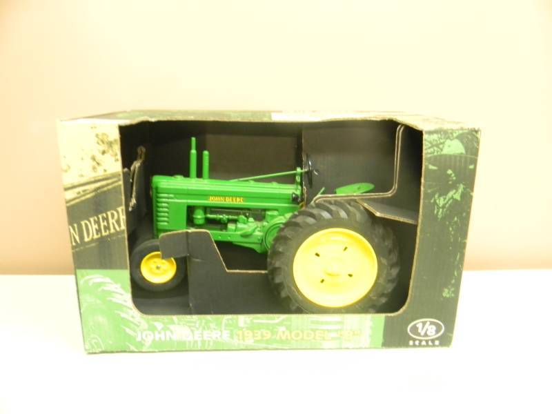 lot 2 image: JOHN DEERE 1939 MODEL B 18 SCALE TRACTOR COUNTRY CLASSICS BY SCALE MODELS - IN BOX - SEE PICTURES