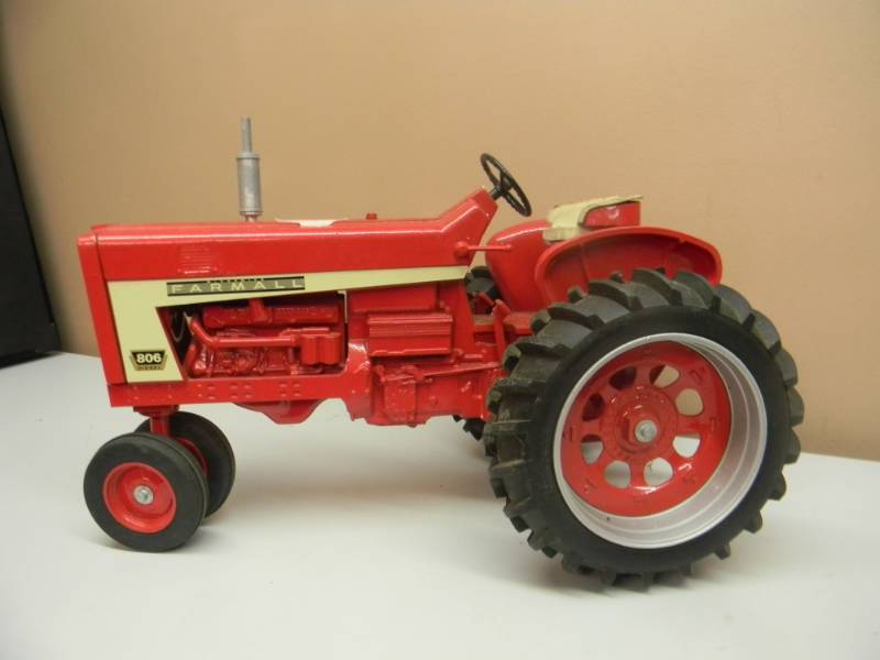 lot 5 image: RARE - ERTL CASE IH McCORMICK FARMALL 18 SCALE 806 DIESEL DIE CAST - SEE PICTURES