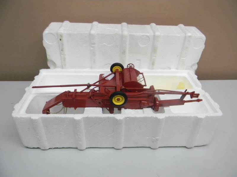 lot 7 image: RARE - NEW HOLLAND BALER 116 SCALE - NEW IN PACKAGE - RARE - SEE PICTURES