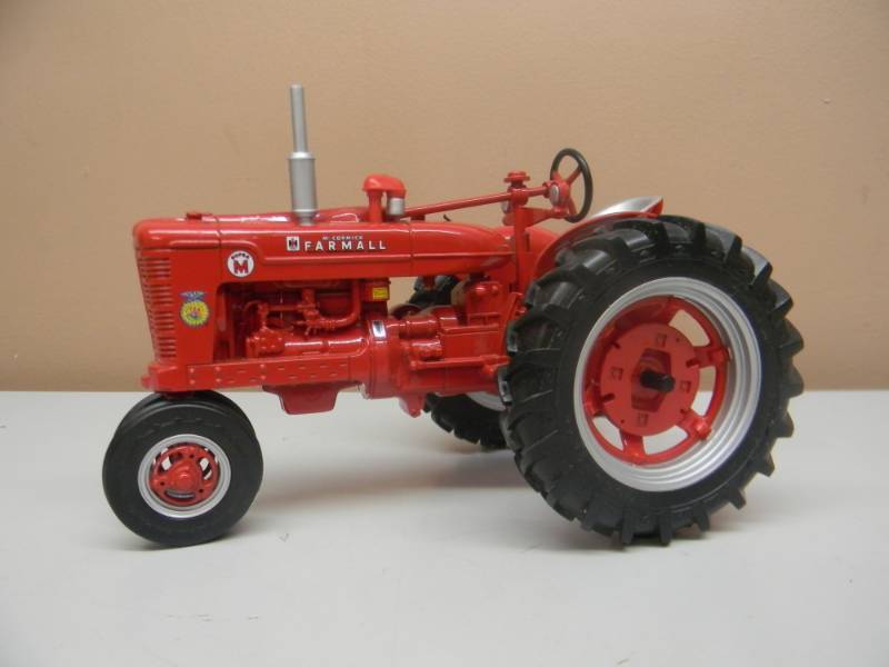 lot 9 image: IH McCORMICK FARMALL 116 SCALE SUPER M TRACTOR - AGRICULTURAL EDUCATION FFA - IOWA FFA 2003 - ERTL - RARE - SEE PICTURES