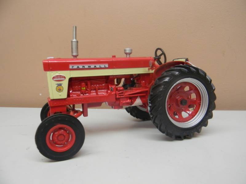 lot 11 image: IH McCORMICK FARMALL 116 SCALE 560 TRACTOR - AGRICULTURAL EDUCATION FFA - IOWA FFA 2005 - ERTL - RARE - SEE PICTURES