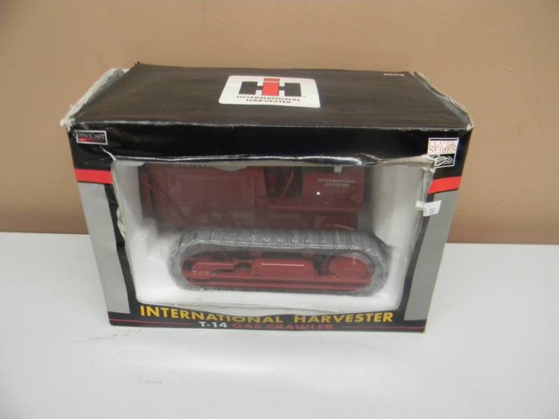 lot 14 image: 2003 CASE SPECCAST CLASSIC SERIES IH T-14 GAS CRAWLER - NEW IN BOX - NICE - SEE PICTURES