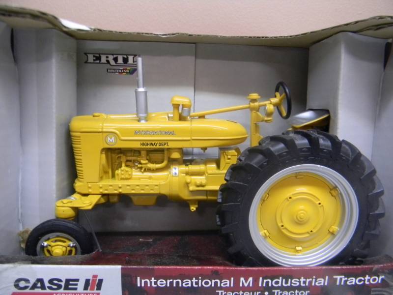 lot 15 image: CASE IH INTERNATIONAL M TRACTOR RARE HIGHWAY DEPT. - NEW IN BOX - NICE PIECE - SEE PICTURES