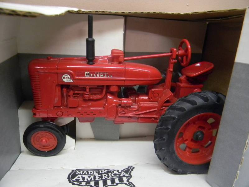 lot 18 image: ERTL IH McCORMICK FARMALL SUPER M-TA TRACTOR - NEW IN BOX - SEE PICTURES