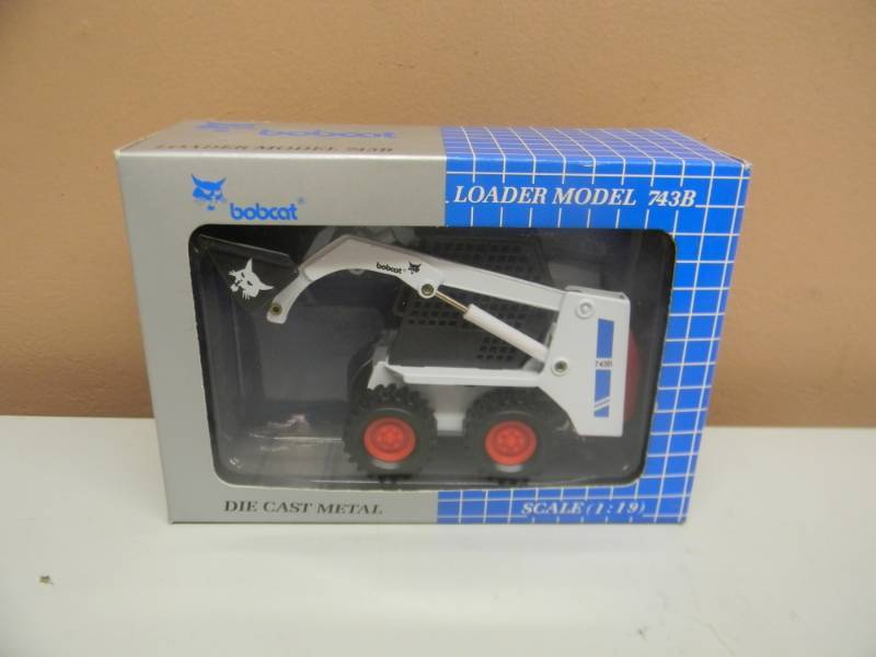 lot 24 image: 119 SCALE BOBCAT DIE CAST METAL 743B - NEW IN BOX - SEE PICTURES