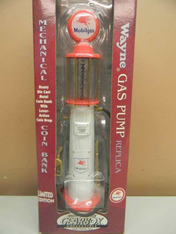 lot 26 image: GEARBOX 1920 MOBILGAS WAYNE VISIBLE GAS PUMP REPLICA COIN BANK - HEAVY DIE CAST APPROX 14 HIGH - SEE PICTURES