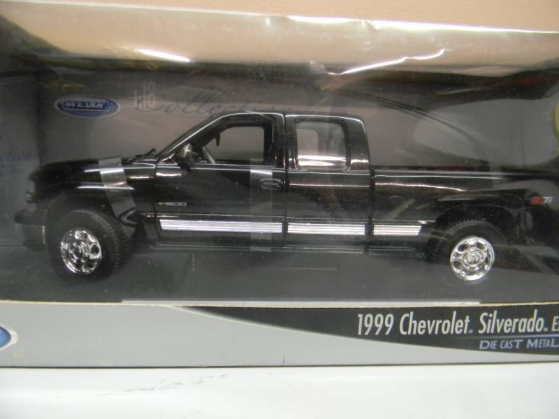 lot 30 image: 118 SCALE WELLY 1999 CHEVROLET SILVERADO EXTENDED CAB FLEETSIDE BOX - NEW IN BOX - SEE PICTURES