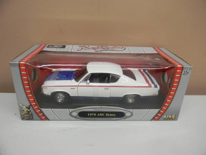 lot 33 image: 118 SCALE ROAD SIGNATURE COLLECTION 1970 AMC REBEL - NEW IN BOX - NICE - SEE PICTURES