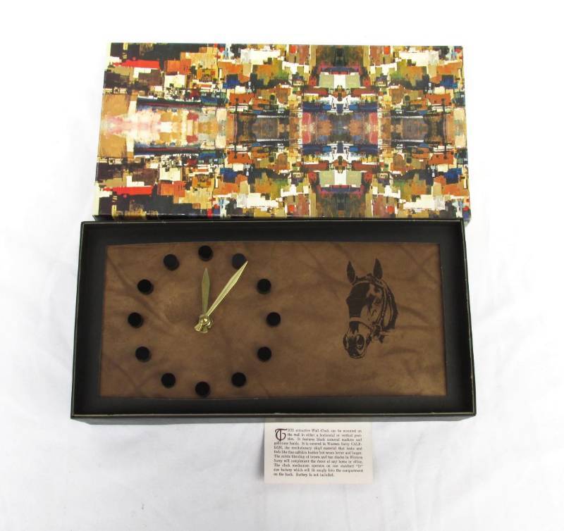 lot 60 image: Vintage 1978 Ak-Sar-Ben Thoroughbred Racing Association Horse Themed Clock