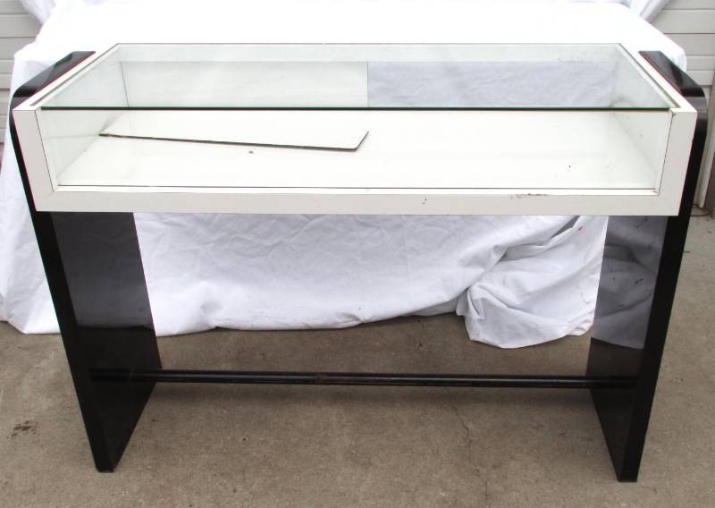 lot 72 image: Retail Display Cabinet