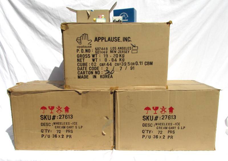 lot 81 image: Lot of 3 Cases of Applause Ceramic Ice Cream Cart Salt and Pepper Shaker Sets