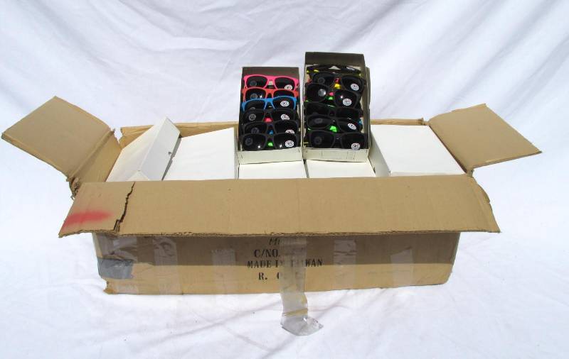 lot 90 image: Huge Case of New Vintage 1990s Old Style Beer and Special Export Light Beer Sunglasses