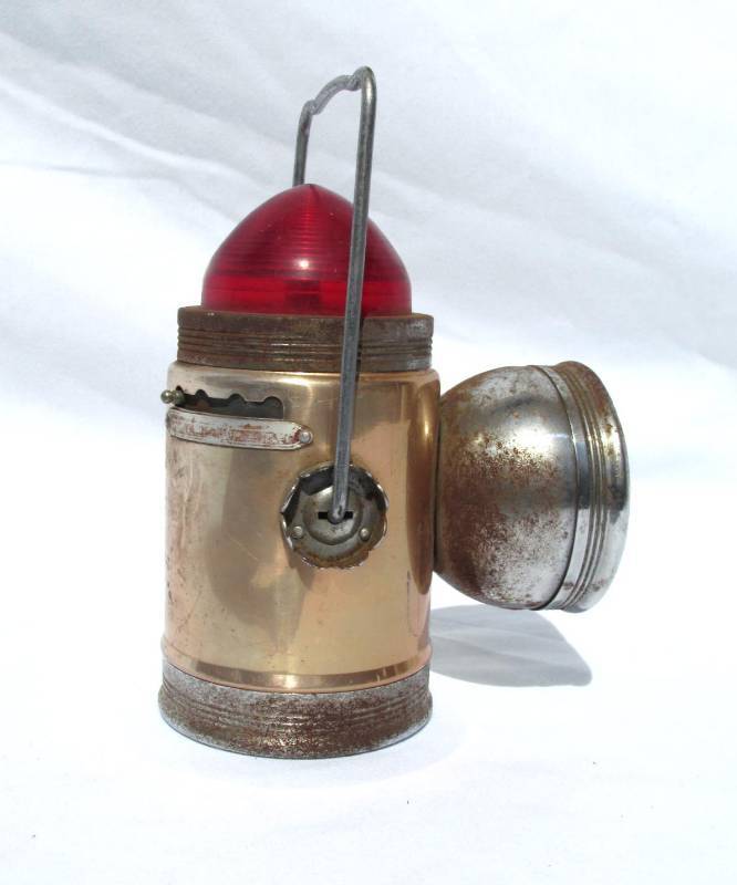 lot 92 image: Vintage 1950s Ash Flash Railroad Style Lantern