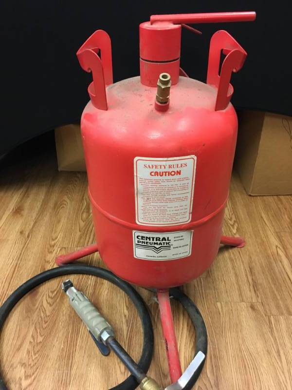 lot 3 image: Central Pneumatic Air Sand Blaster
