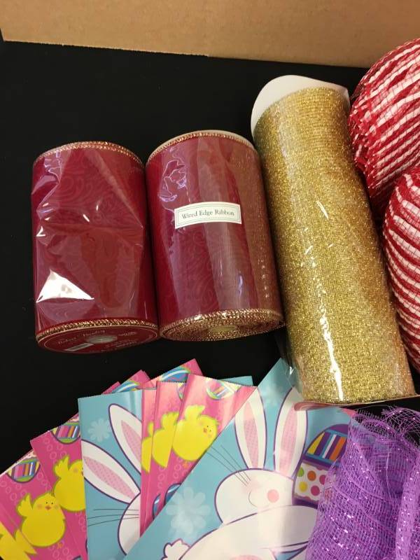 lot 4 image: Large Lot of Craft Supplies