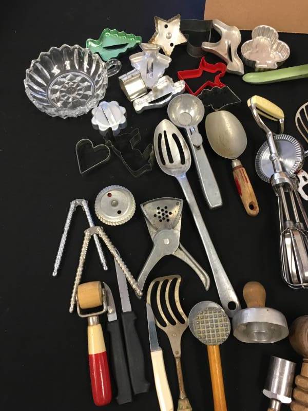 lot 6 image: Large lot of vintage kitchen items. ANTIQUES