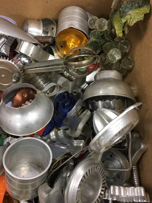 lot 8 image: Large lot of vintage kitchen items. ANTIQUES