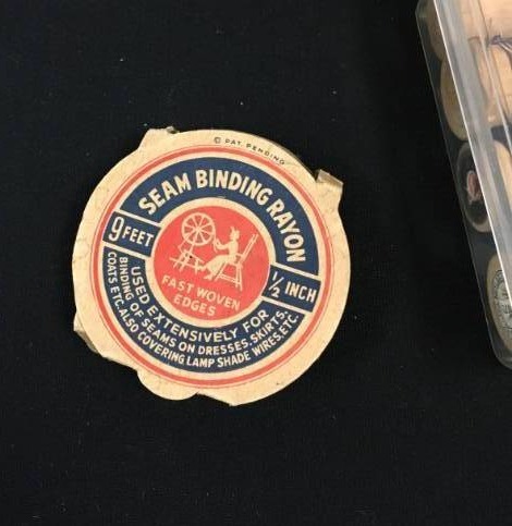 lot 18 image: Lot of sewing supplies