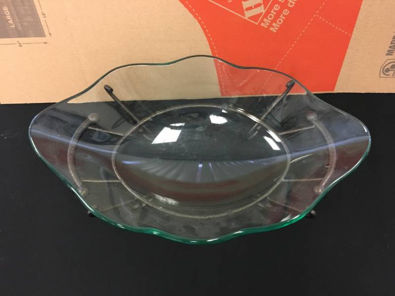 lot 22 image: Lot of Glass Decor